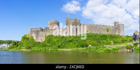 Murs et douves du château de Pembroke dans la petite ville de Pembroke Pembrokeshire Wales UK GB Europe - Castell Penfro panorama Banque D'Images