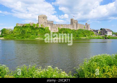 Murs et douves du château de Pembroke dans la petite ville de Pembroke Pembrokeshire Wales UK GB Europe - Castell Penfro Banque D'Images