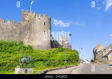 Murs du château de Pembroke et statue du chevalier anglo-normand William Marshal dans la petite ville de Pembroke Pembrokeshire Wales UK GB Europe Banque D'Images