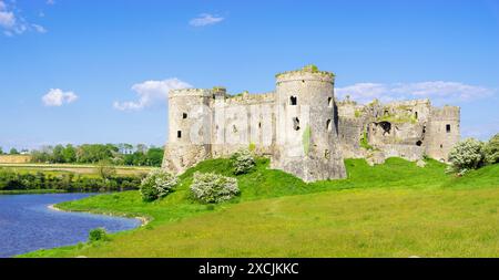 Château et douves de Carew dans le village de Carew Pembrokeshire West Wales UK GB Europe - Castell Caeriw Banque D'Images