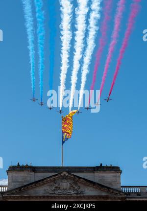 Londres, Royaume-Uni. 15 juin 2024. Vol RAF des Red Arrows au-dessus du palais de Buckingham à la fin du défilé Trooping the Colour avec le Royal Standard du Royaume-Uni. Crédit : Malcolm Park/Alamy Banque D'Images