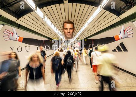 Überdimensionaler Manuel Neuer im U-Bahnhof Odeonsplatz, Fußball-EM, München, Juni 2024 Deutschland, München, Juni 2024, überdimensionaler Manuel Neuer im U-Bahnhof Odeonsplatz, Dekoration zur Fußball-EM im Verbindungstunnel zwischen den beiden U-Bahn-Linien, Fahrgäste eilen vorbei, UEFA EURO 2024, Fußball-Europameisterschaft, Fußball sport, *** Manuel Neuer surdimensionné dans la station de métro Odeonsplatz, Championnat d'Europe de football, Munich, juin 2024 Allemagne, Munich, juin 2024, Manuel Neuer surdimensionné dans la station de métro Odeonsplatz, décoration pour le Championnat d'Europe de football en Banque D'Images