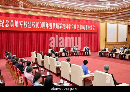 (240617) -- BEIJING, 17 juin 2024 (Xinhua) -- Wang Huning, membre du Comité permanent du Bureau politique du Comité central du Parti communiste chinois (PCC) et président du Comité national de la Conférence consultative politique du peuple chinois, participe à un symposium commémorant le centenaire de l'Académie militaire Huangpu et le 40e anniversaire de son association d'anciens élèves et prononce un discours lors de l'événement à Beijing, capitale de la Chine, le 17 juin 2024. Le président chinois Xi Jinping a envoyé un message de félicitations à l'association des anciens élèves de l'AC militaire de Huangpu Banque D'Images