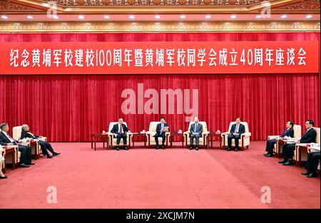 (240617) -- BEIJING, 17 juin 2024 (Xinhua) -- Wang Huning, membre du Comité permanent du Bureau politique du Comité central du Parti communiste chinois (PCC) et président du Comité national de la Conférence consultative politique du peuple chinois, participe à un symposium commémorant le centenaire de l'Académie militaire Huangpu et le 40e anniversaire de son association d'anciens élèves et prononce un discours lors de l'événement à Beijing, capitale de la Chine, le 17 juin 2024. Le président chinois Xi Jinping a envoyé un message de félicitations à l'association des anciens élèves de l'AC militaire de Huangpu Banque D'Images