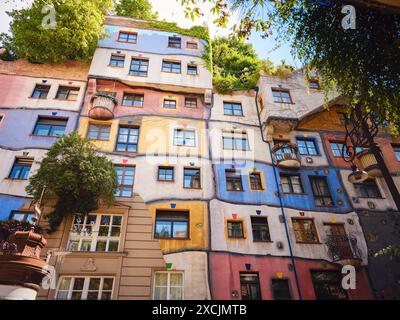 Wien, Autriche - 28 juillet 2023 : Hundertwasser Haus à Vienne, Autriche. Extérieur coloré décoré d'un immeuble dans le centre-ville de Vienne. Banque D'Images