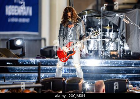 Copenhague, Danemark. 14 juin 2024. Le groupe de rock américain Mammoth WVH se produit en concert au Parken à Copenhague. Ici le guitariste Frank Sidoris est vu en direct sur scène. Banque D'Images