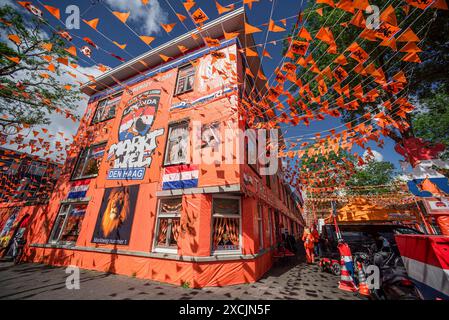 Marktweg à la Haye, avec toutes les maisons drapées en orange, la couleur nationale de la nation, avec drapeaux, bannières, affiches et mascottes, pour le Championnat d'Europe de football 2024. Une victoire 2-1 au départ du Championnat d'Europe pour l'équipe néerlandaise. Le match contre la Pologne a eu lieu à Humburg, en Allemagne. Aux pays-Bas, les fans de football néerlandais ont décoré leurs maisons dans la couleur patriotique nationale orange, à l'approche du Championnat d'Europe de football 2024. Cette tradition est apparue au début des années 1990, lorsque les rues et les places des pays-Bas étaient drapées dans le drapeau national et le colo Banque D'Images