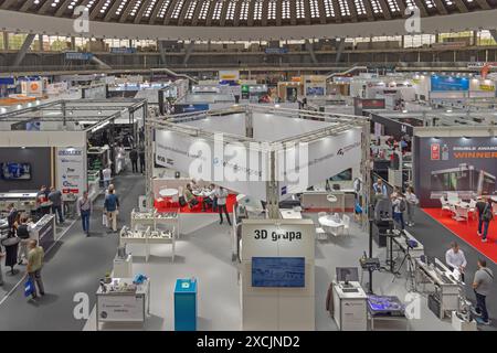 Belgrade, Serbie - 21 mai 2024 : Foire internationale de la technique et des réalisations techniques UFI Industry Trade Fair Expo dans le hall. Banque D'Images