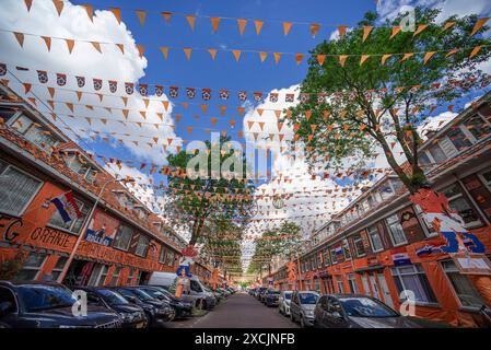 Marktweg à la Haye, avec toutes les maisons drapées en orange, la couleur nationale de la nation, avec drapeaux, bannières, affiches et mascottes, pour le Championnat d'Europe de football 2024. Une victoire 2-1 au départ du Championnat d'Europe pour l'équipe néerlandaise. Le match contre la Pologne a eu lieu à Humburg, en Allemagne. Aux pays-Bas, les fans de football néerlandais ont décoré leurs maisons dans la couleur patriotique nationale orange, à l'approche du Championnat d'Europe de football 2024. Cette tradition est apparue au début des années 1990, lorsque les rues et les places des pays-Bas étaient drapées dans le drapeau national et le colo Banque D'Images