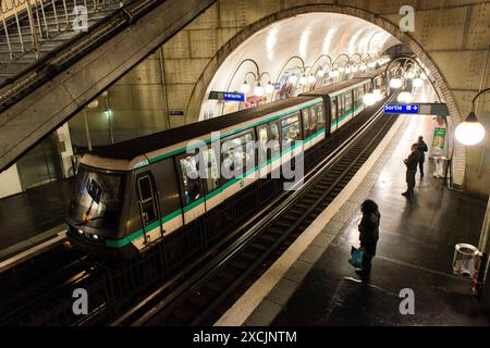 Station de métro cite vue sur la station de métro cite, plate-forme et pistes depuis les escaliers. Paris, France. Station de métro Paris Cité Ile de france Frqance Copyright : xGuidoxKoppesxPhotox Banque D'Images