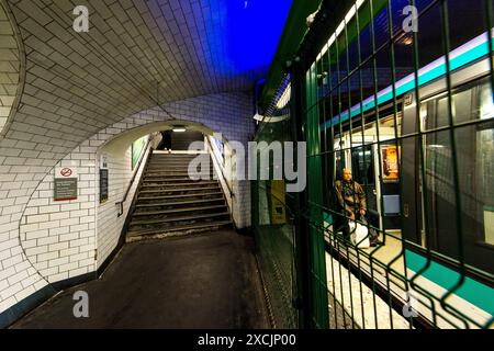 Station de métro sortie & Exit View sur une sortie et départ du train de métro dans le centre-ville Cité station de métro. Paris, France. Station de métro Paris Ile de France France Copyright : xGuidoxKoppesxPhotox Banque D'Images