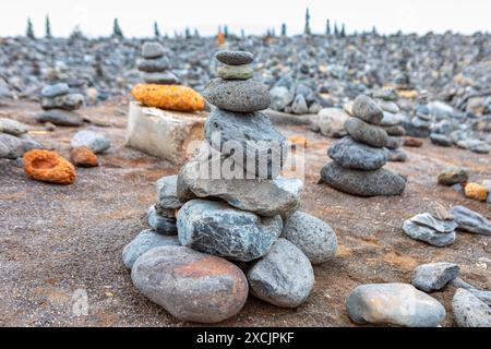 Tas de rochers délicatement empilés les uns sur les autres sur la plage. Structure côtière harmonieuse Banque D'Images