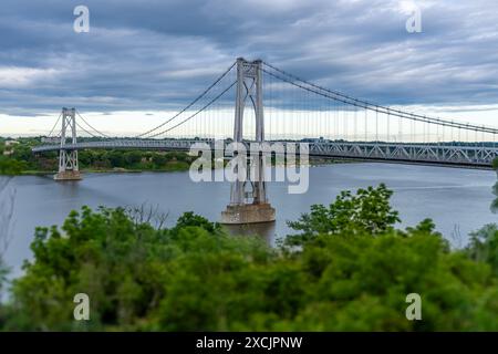 Photo du Franklin Delano Roosevelt Mid-Hudson Bridge sur la rivière Hudson, Poughkeepsie NY. Banque D'Images