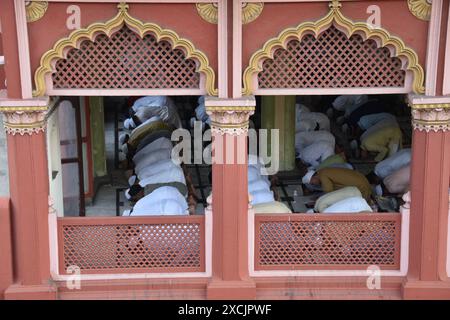 Kolkata, Inde. 17 juin 2024. Les fidèles musulmans offrent des prières de l'Aïd al-Adha à Kolkata le 17 juin 2024. (Photo de Dipa Chakraborty/Pacific Press) crédit : Pacific Press Media production Corp./Alamy Live News Banque D'Images