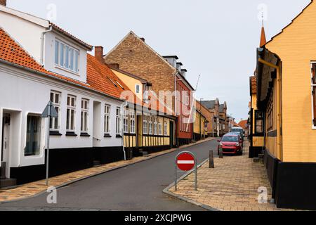 Ancienne rue de la ville de Gudhjem, île de Bornholm, Danemark Banque D'Images