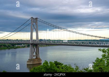 Photo du Franklin Delano Roosevelt Mid-Hudson Bridge sur la rivière Hudson, Poughkeepsie NY. Banque D'Images