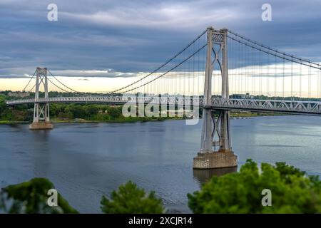 Photo du Franklin Delano Roosevelt Mid-Hudson Bridge sur la rivière Hudson, Poughkeepsie NY. Banque D'Images