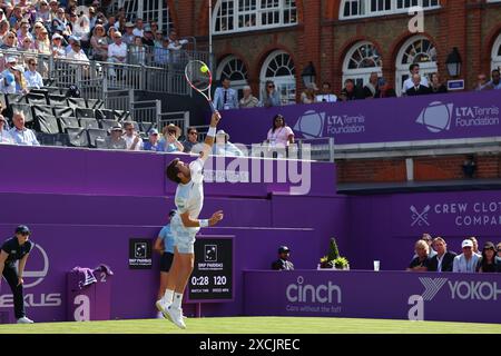 Londres, Royaume-Uni. 17 juin 2024 ; Championnats Cinch, Queens Club, West Kensington, Londres, Angleterre : Cinch Championships Queens Club, jour 1 ; Cameron Norrie (GBR) sert à Milos Raonic (CAN), hommes célibataires match crédit : action plus Sports images/Alamy Live News Banque D'Images