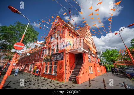 Marktweg à la Haye, avec toutes les maisons drapées en orange, la couleur nationale de la nation, avec drapeaux, bannières, affiches et mascottes, pour le Championnat d'Europe de football 2024. Une victoire 2-1 au départ du Championnat d'Europe pour l'équipe néerlandaise. Le match contre la Pologne a eu lieu à Humburg, en Allemagne. Aux pays-Bas, les fans de football néerlandais ont décoré leurs maisons dans la couleur patriotique nationale orange, à l'approche du Championnat d'Europe de football 2024. Cette tradition a vu le jour au début des années 1990, lorsque les rues et les places des pays-Bas étaient drapées dans le drapeau national et le colo Banque D'Images