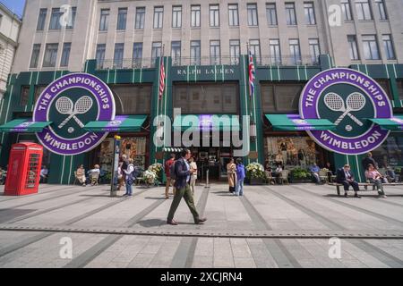 Londres, Royaume-Uni. 17 juin 2024. Deux grands ronds avec le logo des Championnats de Wimbledon sont affichés sur la façade du magasin Ralph Lauren à New Bond Street. Ralph Lauren est le fournisseur officiel et le pourvoyeur des arbitres de tennis lors des championnats de Wimbledon qui seront organisés par le All England Lawn Tennis Club le 1er juillet. Credit : Amer Ghazzal/Alamy Live News Banque D'Images