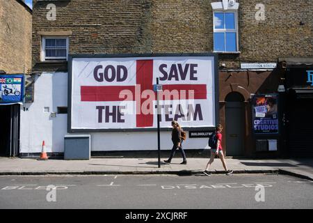 Londres, Royaume-Uni. 17 juin 2024. Euros 2024 : God Save the Team panneau d'affichage de l'artiste Corbin Shaw. Credit : Matthew Chattle/Alamy Live News Banque D'Images