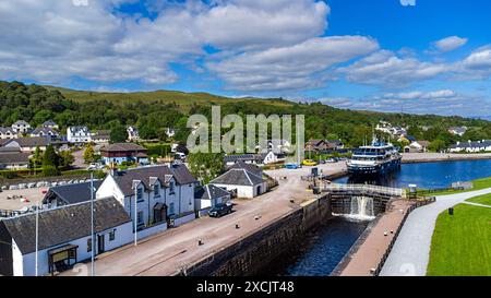 Écluse du canal calédonien au bassin de Corpach sur le Loch Linnhe avec navire amarré et maisons de canal Banque D'Images