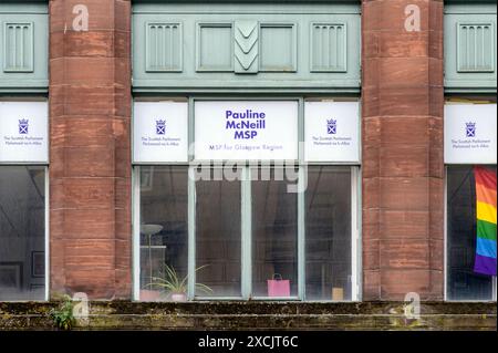 Signe dans la vitrine du bureau de Pauline McNeill Labour MSP pour la région de Glasgow, Wilson Street, Glasgow, Écosse, Royaume-Uni, Europe Banque D'Images