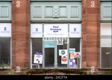 Signe dans la vitrine du bureau de Paul Sweeney Labour MSP pour la région de Glasgow, Wilson Street, Glasgow, Écosse, Royaume-Uni, Europe Banque D'Images