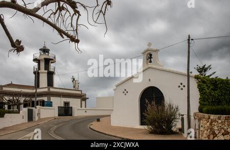 Faro de Ciudadela, también llamado farola, junto a él una pequeña ermita. Cielo tormentoso, Ciudadela, España Banque D'Images