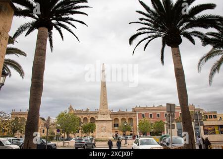 Plaza des Born, puerta de entrada al centro histórico de Ciudadela. Tiene un obelisco en el centro, ayuntamiento y otros edificios Históricos. Minorque Banque D'Images