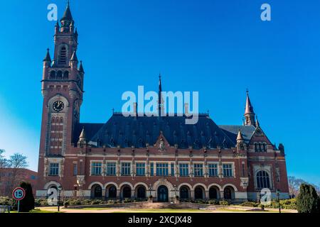 Cour internationale de Justice bâtiment la Haye, pays-Bas. La Cour internationale de Justice a un rôle vital à jouer dans la poursuite des crimes contre l'humanité et des crimes de guerre. Den Haag, s-Gravenhage Peace Palace Zuid-Holland Nederland Copyright : xGuidoxKoppesxPhotox Banque D'Images