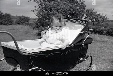 années 1960, historique, enfant nourrisson assis dans la poussette autocar Banque D'Images