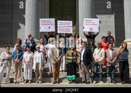 Madrid, Espagne. 17 juin 2024. Madrid, Espagne. 17 juin 2024. Minute de silence pour la protection et le respect de la population, du personnel de santé et des centres médicaux dans les conflits de guerre, sur les pas du Congrès des députés à Madrid. Crédit : D. Canales Carvajal / Alamy Live News - crédit image : D. Canales Carvajal / Alamy Live News Banque D'Images
