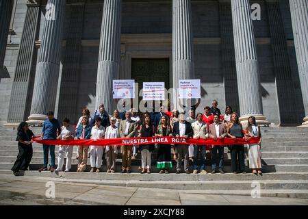Madrid, Espagne. 17 juin 2024. Madrid, Espagne. 17 juin 2024. Minute de silence pour la protection et le respect de la population, du personnel de santé et des centres médicaux dans les conflits de guerre, sur les pas du Congrès des députés à Madrid. Crédit : D. Canales Carvajal / Alamy Live News - crédit image : D. Canales Carvajal / Alamy Live News Banque D'Images