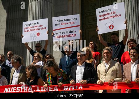 Madrid, Espagne. 17 juin 2024. Madrid, Espagne. 17 juin 2024. Minute de silence pour la protection et le respect de la population, du personnel de santé et des centres médicaux dans les conflits de guerre, sur les pas du Congrès des députés à Madrid. Crédit : D. Canales Carvajal / Alamy Live News - crédit image : D. Canales Carvajal / Alamy Live News Banque D'Images
