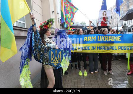 KIEV, UKRAINE - 16 JUIN 2024 - un activiste arborant le drapeau ukrainien et un bouclier arborant les armoiries nationales participe à la marche pour l'égalité organisée par l'ONG KyivPride pour la première fois depuis l'invasion russe de l'Ukraine en 2022, Kiev, capitale de l'Ukraine. Banque D'Images