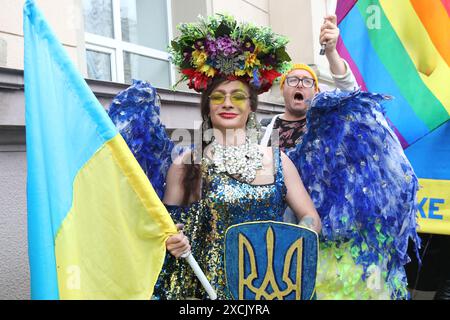 KIEV, UKRAINE - 16 JUIN 2024 - un activiste arborant le drapeau ukrainien et un bouclier arborant les armoiries nationales participe à la marche pour l'égalité organisée par l'ONG KyivPride pour la première fois depuis l'invasion russe de l'Ukraine en 2022, Kiev, capitale de l'Ukraine. Banque D'Images