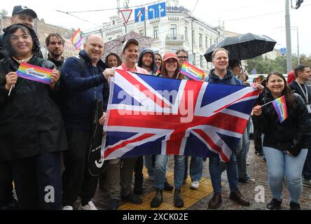 KIEV, UKRAINE - 16 JUIN 2024 - L'Ambassadeur extraordinaire et plénipotentiaire du Royaume-Uni de Grande-Bretagne et d'Irlande du Nord en Ukraine Martin Harris (2ème R) et l’équipe de l’Ambassade britannique assiste à la marche pour l’égalité organisée par l’ONG KyivPride pour la première fois depuis l’invasion russe de l’Ukraine en 2022, Kiev, capitale de l’Ukraine. Banque D'Images