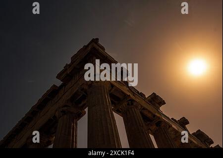 20.05.2024, xovx, Reise, Architektur, Athen - Griechenland Blick auf den Parthenon der Akropolis von Athen, in der Hauptsatdt Griechenlands im Gegenlicht. Der Parthenon ist der Tempel für die Stadtgöttin Pallas Athena Parthenos auf der Athener Akropolis. Er wurde zum Dank für die Rettung der Athener und Griechen durch die Göttin nach dem letzten Perserkrieg als dorischer peripteros erbaut. DAS Gebäude beherrscht als zentraler Bau seit fast 2500 Jahren die Athener Akropolis. Athen Akropolis Athen Griechenland *** 20 05 2024, xovx, voyage, architecture, Athènes Grèce vue du Parthénon du Banque D'Images