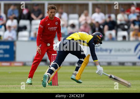 Graham Clark de Durham fait son apparition alors que George Balderston du Lancashire regarde pendant le Vitality T20 Blast match entre Durham et Lancashire Lightning au Seat unique Riverside, Chester le Street, dimanche 16 juin 2024. (Photo : Mark Fletcher | mi News) crédit : MI News & Sport /Alamy Live News Banque D'Images