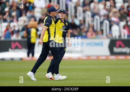 Paul Coughlin de Durham célèbre avec Matty Potts lors du Vitality T20 Blast match entre Durham et Lancashire Lightning au Seat unique Riverside, Chester le Street le dimanche 16 juin 2024. (Photo : Mark Fletcher | mi News) crédit : MI News & Sport /Alamy Live News Banque D'Images