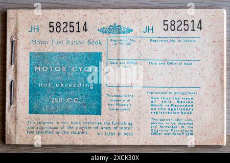 Un carnet de rations d'essence ou de carburant inutilisé publié pour une moto en 1973 crise pétrolière Banque D'Images