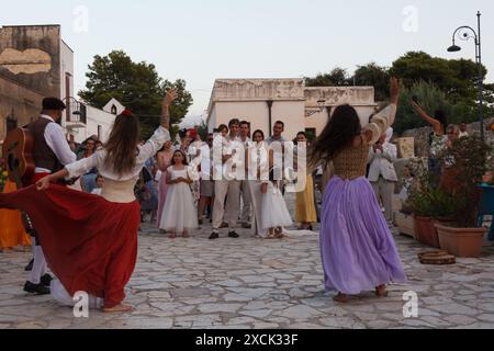 Scopello, Italie - 29 juillet 2023 : L'ensemble italien de danse folklorique Kisti Semu de Sicile interprète la tarantelle traditionnelle Banque D'Images