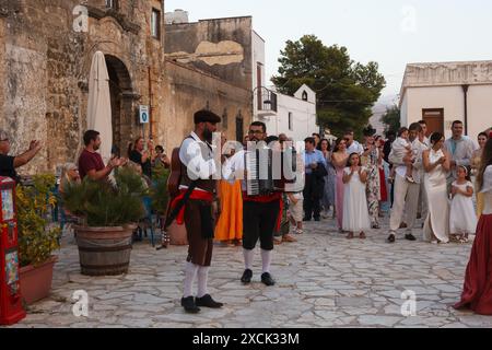 Scopello, Italie - 29 juillet 2023 : des musiciens folkloriques siciliens appelés Kisti Semu jouent de la musique Tarantella avec une flûte et un accordéon, portant de la traditiona Banque D'Images