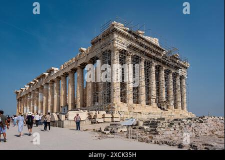 20.05.2024, xovx, Reise, Architektur, Athen - Griechenland Blick auf den Parthenon der Akropolis von Athen, in der Hauptsatdt Griechenlands. Der Parthenon ist der Tempel für die Stadtgöttin Pallas Athena Parthenos auf der Athener Akropolis. Er wurde zum Dank für die Rettung der Athener und Griechen durch die Göttin nach dem letzten Perserkrieg als dorischer peripteros erbaut. DAS Gebäude beherrscht als zentraler Bau seit fast 2500 Jahren die Athener Akropolis. Athen Akropolis Athen Griechenland *** 20 05 2024, xovx, voyage, architecture, Athènes Grèce vue du Parthénon de l'Acropole de Banque D'Images