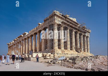 20.05.2024, xovx, Reise, Architektur, Athen - Griechenland Blick auf den Parthenon der Akropolis von Athen, in der Hauptsatdt Griechenlands. Der Parthenon ist der Tempel für die Stadtgöttin Pallas Athena Parthenos auf der Athener Akropolis. Er wurde zum Dank für die Rettung der Athener und Griechen durch die Göttin nach dem letzten Perserkrieg als dorischer peripteros erbaut. DAS Gebäude beherrscht als zentraler Bau seit fast 2500 Jahren die Athener Akropolis. Athen Akropolis Athen Griechenland *** 20 05 2024, xovx, voyage, architecture, Athènes Grèce vue du Parthénon de l'Acropole de Banque D'Images