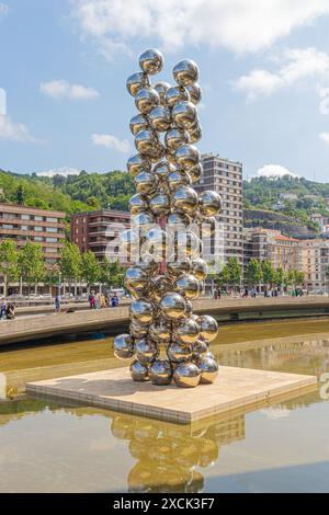 La sculpture artistique, Tall Tree and the Eye d'Anish Kapoor est située à l'extérieur du musée Guggenheil, Bilbao, Espagne Banque D'Images