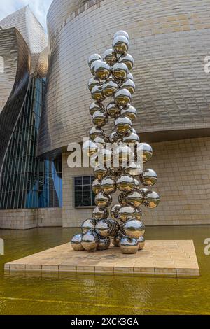 La sculpture artistique, Tall Tree and the Eye d'Anish Kapoor est située à l'extérieur du musée Guggenheil, Bilbao, Espagne Banque D'Images