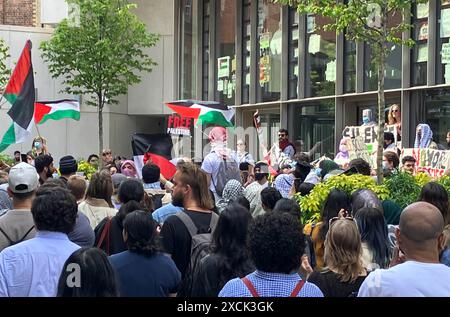 Manifestants pro-Palestine devant le bâtiment Marshall à la London School of Economics. Date de la photo : lundi 17 juin 2024. Banque D'Images