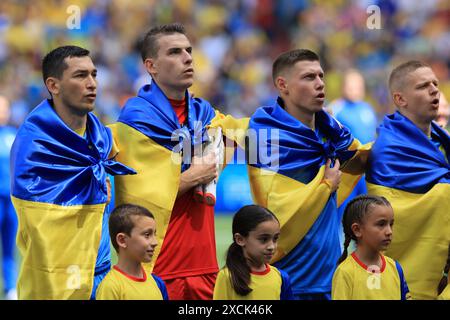 EURO 2024 ALLEMAGNE UEFA FOOTBALL. Munich, Allemagne, le 17 juin 2024. Match du groupe E, Roumanie vs Ukraine. Joueurs de l'Ukraine pendant l'hymne national Banque D'Images